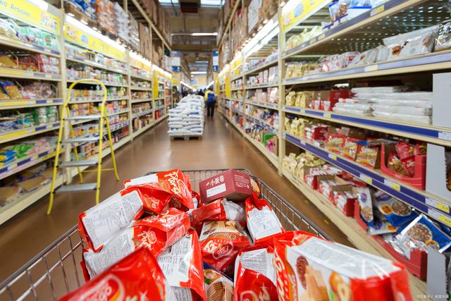 超市貨架擺放過(guò)期食品是否構(gòu)成銷(xiāo)售過(guò)期食品行為